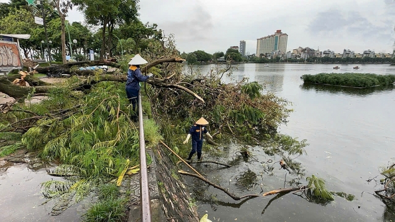 Công nhân thoát nước Hà Nội tích cực dọn dẹp vệ sinh sau mưa lũ