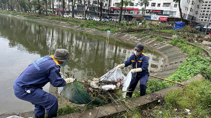 Công nhân thoát nước Hà Nội tích cực dọn dẹp vệ sinh sau mưa lũ