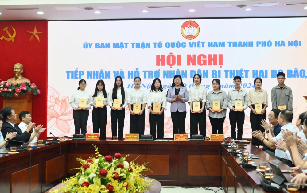 Hà Nội chi hơn 500 triệu đồng hỗ trợ sinh viên có gia đình thiệt hại do bão, lũ