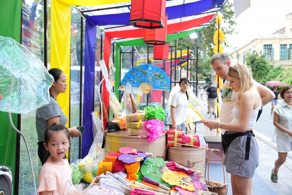 Du khách hào hứng trải nghiệm các hoạt động của Festival Thu Hà Nội