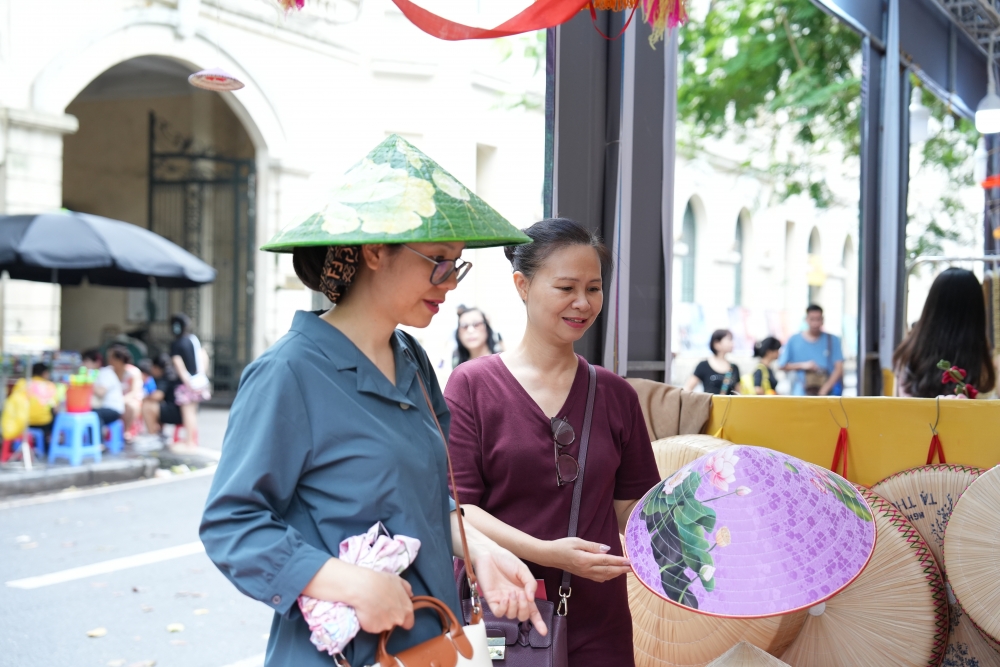 Du khách hào hứng trải nghiệm các hoạt động của Festival Thu Hà Nội