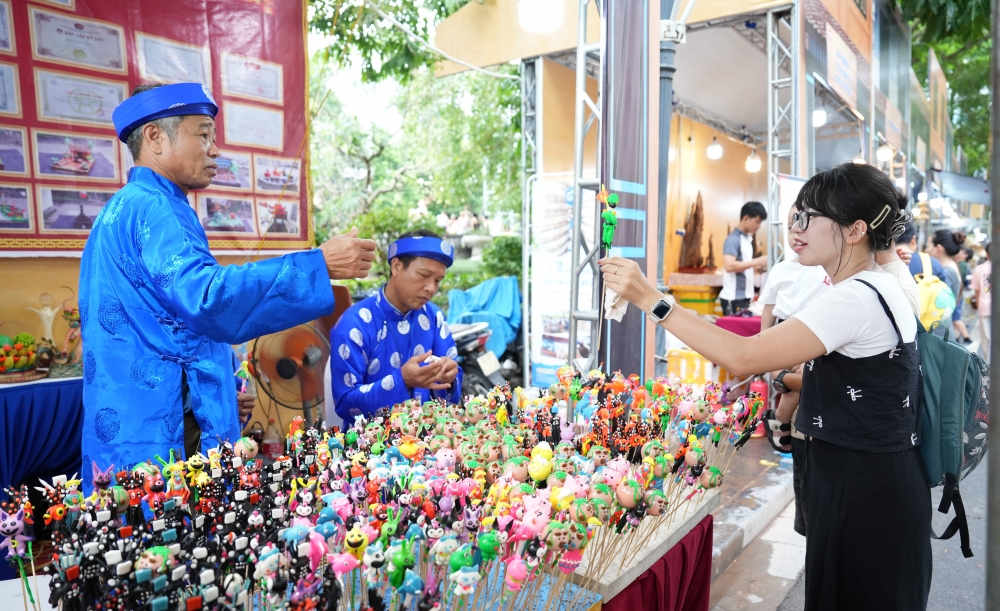 Du khách hào hứng trải nghiệm các hoạt động của Festival Thu Hà Nội