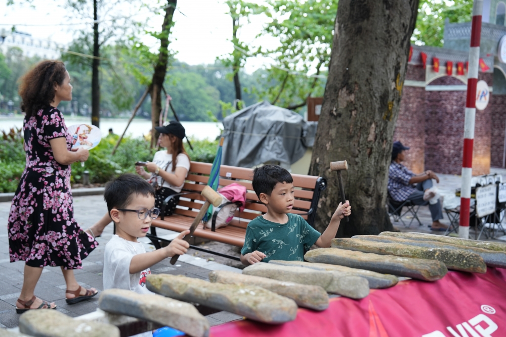 Du khách hào hứng trải nghiệm các hoạt động của Festival Thu Hà Nội