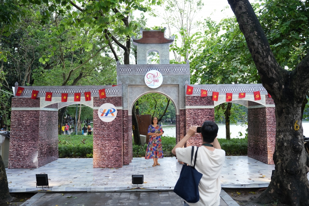 Du khách hào hứng trải nghiệm các hoạt động của Festival Thu Hà Nội