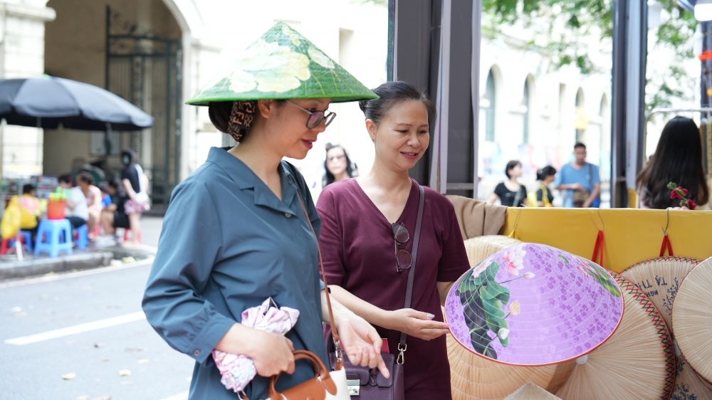 Du khách hào hứng trải nghiệm tại Festival Thu Hà Nội