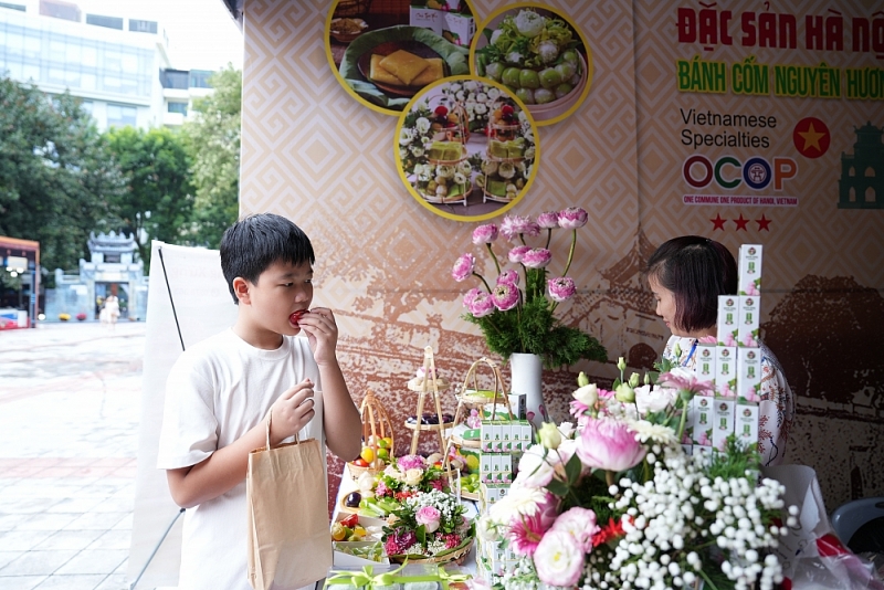 Du khách hào hứng trải nghiệm các hoạt động của Festival Thu Hà Nội