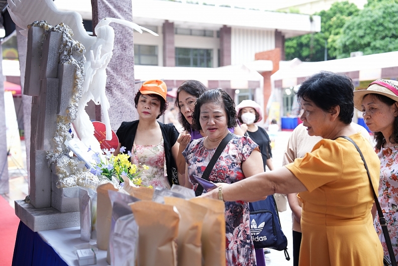 Du khách hào hứng trải nghiệm các hoạt động của Festival Thu Hà Nội