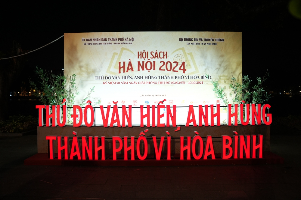 Hàng nghìn người dân tới trải nghiệm Hội sách Hà Nội năm 2024