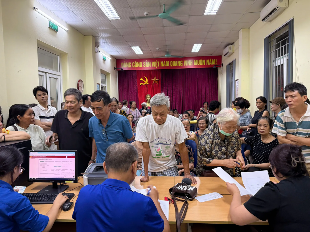 Phường Bạch Mai triển khai 4 điểm phát quà tặng dịp Quốc khánh cho người dân