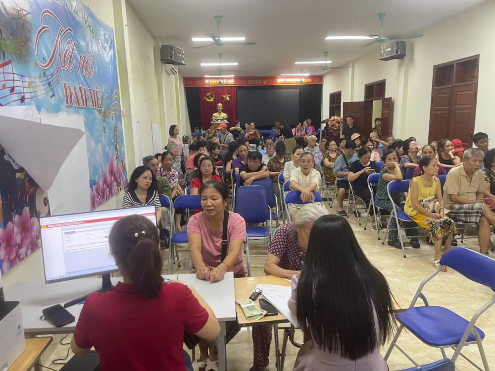 Phường Bạch Mai triển khai 4 điểm phát quà tặng dịp Quốc khánh cho người dân