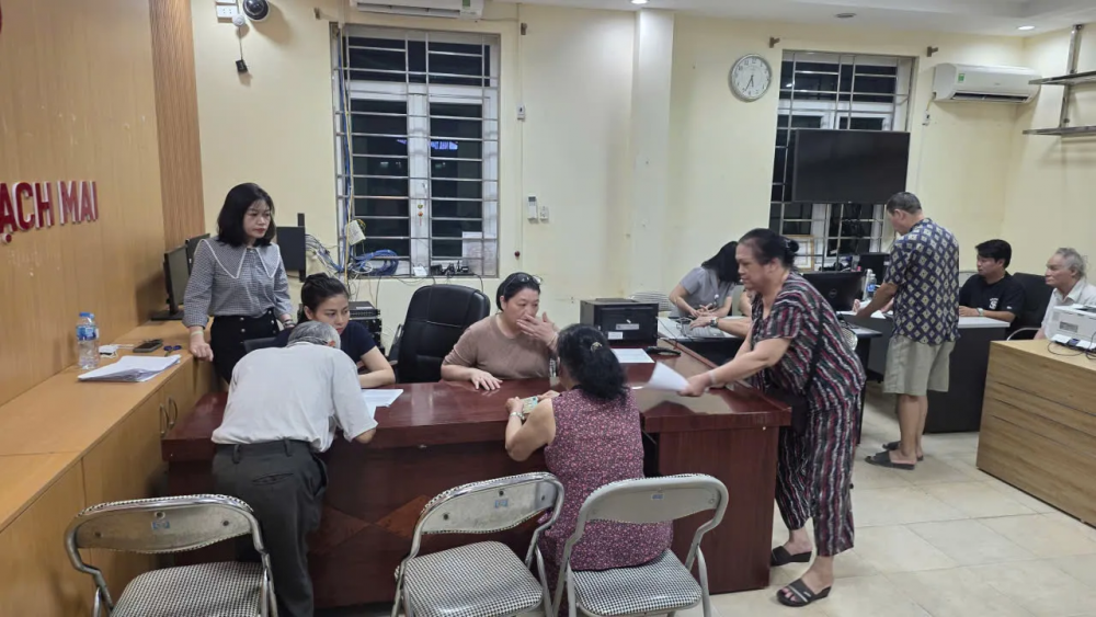 Phường Bạch Mai triển khai 4 điểm phát quà tặng dịp Quốc khánh cho người dân