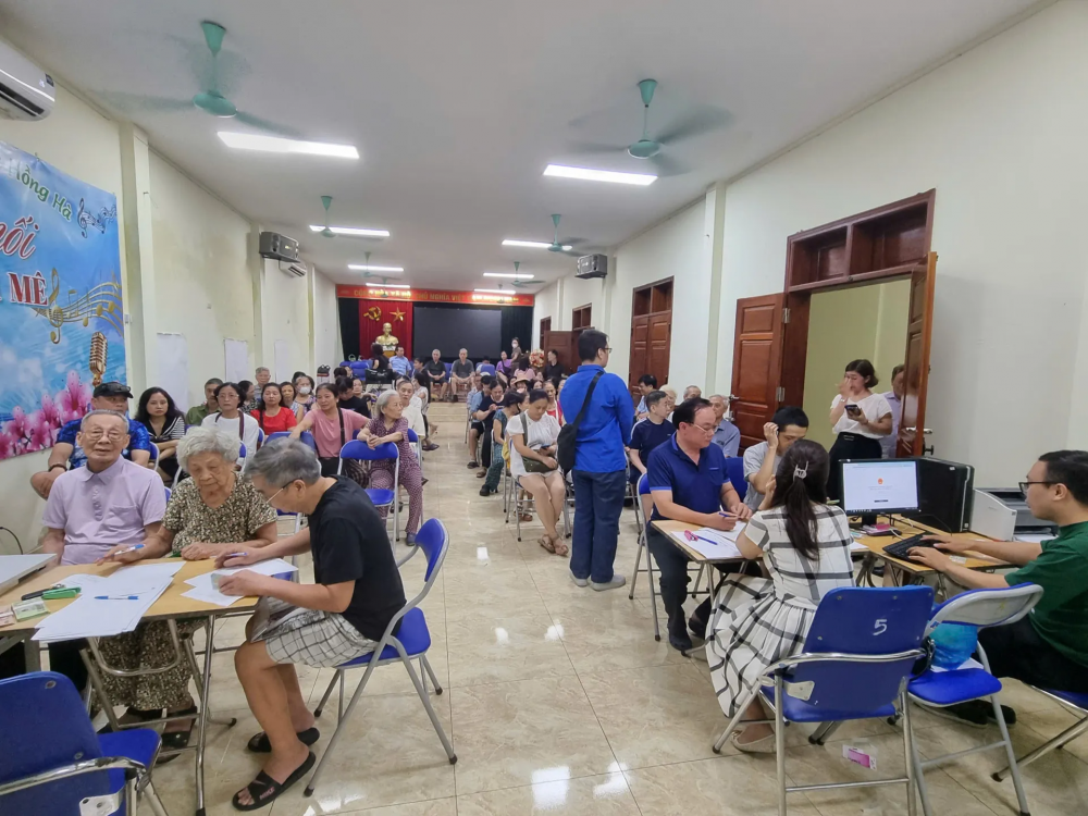 Phường Bạch Mai triển khai 4 điểm phát quà tặng dịp Quốc khánh cho người dân