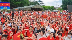 han hoan tu hao duoc hoa minh trong ngay hoi lon cua non song