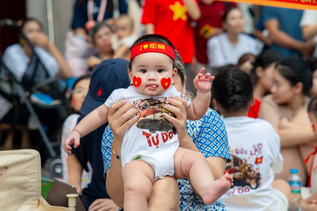  những em nhỏ được bố mẹ đưa đi xem diễu binh