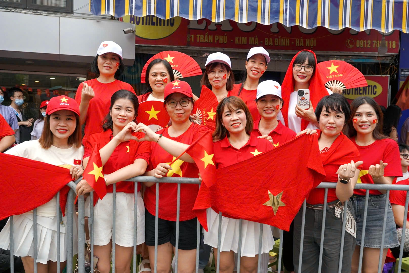 Người dân mặc những bộ trang phục đẹp nhất, mang theo cờ Tổ quốc, cùng nhau hát vang những bài ca đi cùng năm tháng.