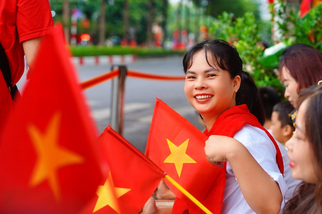 Niềm vui, niềm tự hào rạng ngời trên từng khuôn mặt người dân