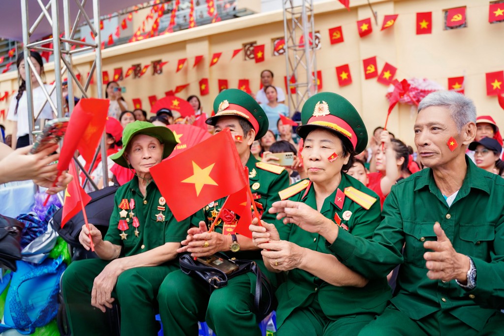 đường Nguyễn Thái Học, Hùng Vương, Trần Phú được các phường: Ba Đình, Văn Miếu - Quốc Tử Giám, Ô Chợ Dừa... bố trí thuận lợi cho các cựu chiến binh, người có công - những người đã cống hiến cho đất nước có góc nhìn tốt nhất để chứng kiến những giây phút đặc biệt của dân tộc.