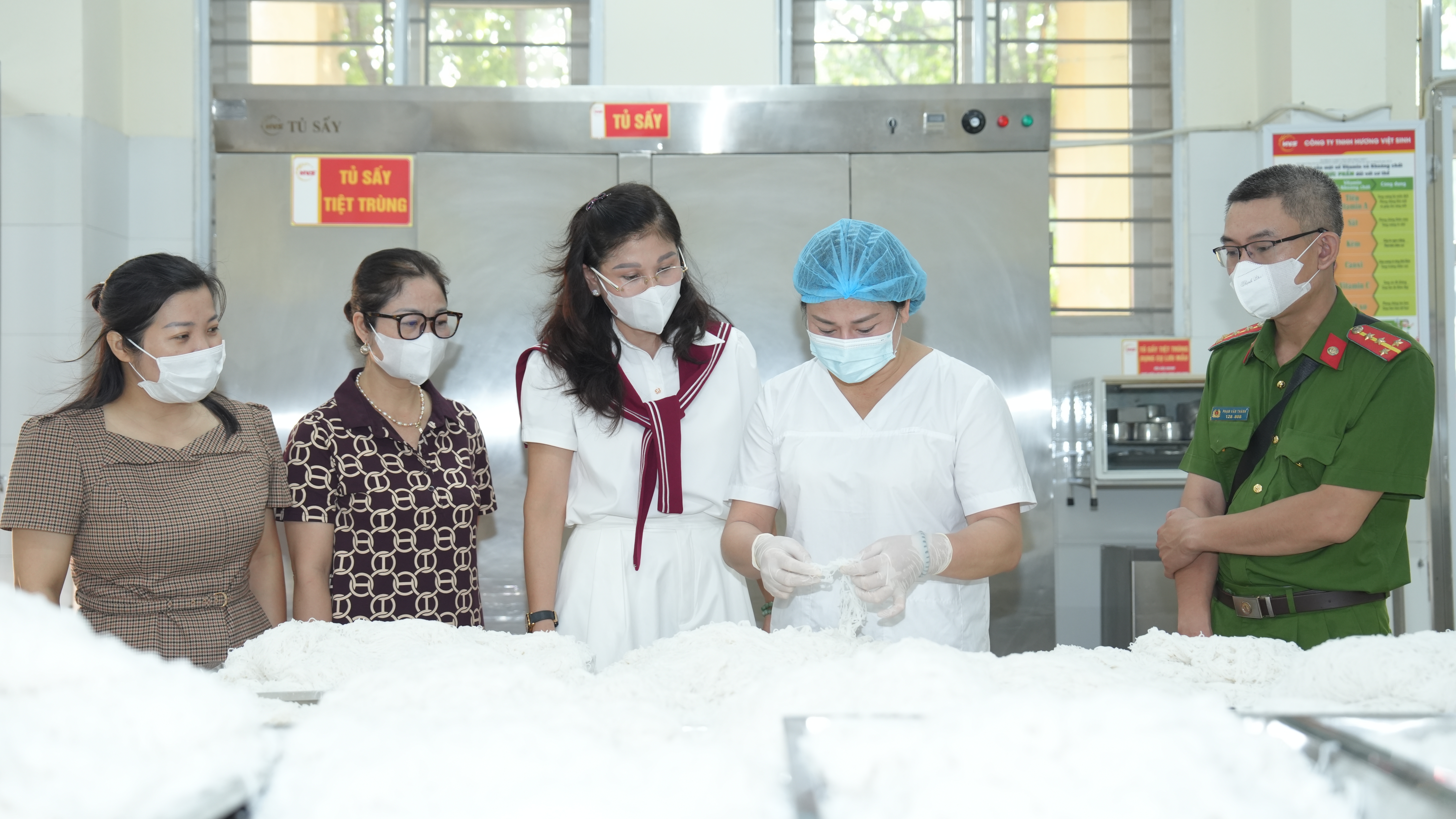 Phường Vĩnh Hưng siết chặt an toàn thực phẩm trường học trong năm học mới