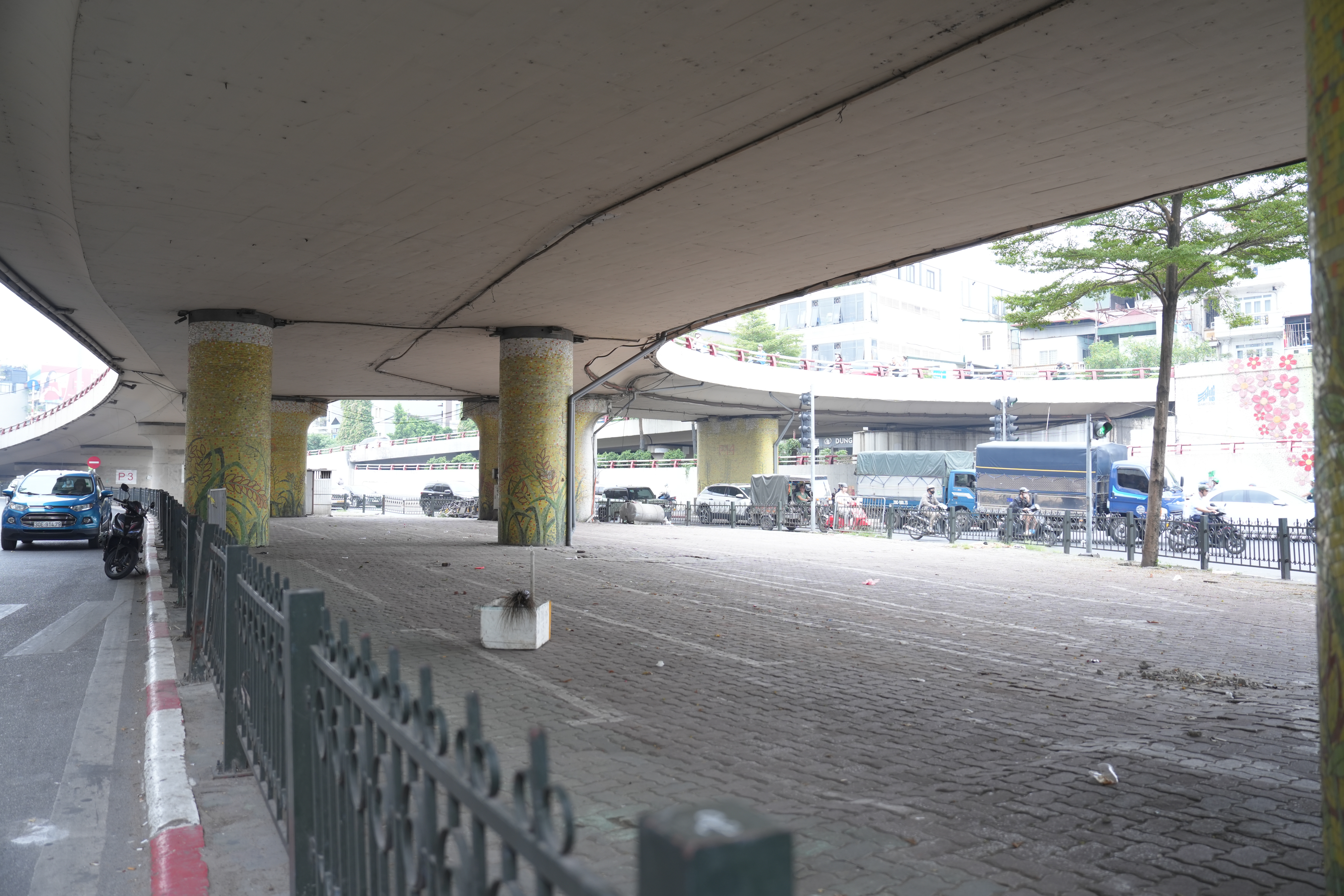 Ngày 7/9, theo ghi nhận của PV Tiền Phong, tại gầm cầu Chương Dương - nơi vốn trông giữ hàng trăm xe máy mỗi ngày cuối tuần để phục vụ phố đi bộ, hiện tại đã vắng bóng phương tiện.