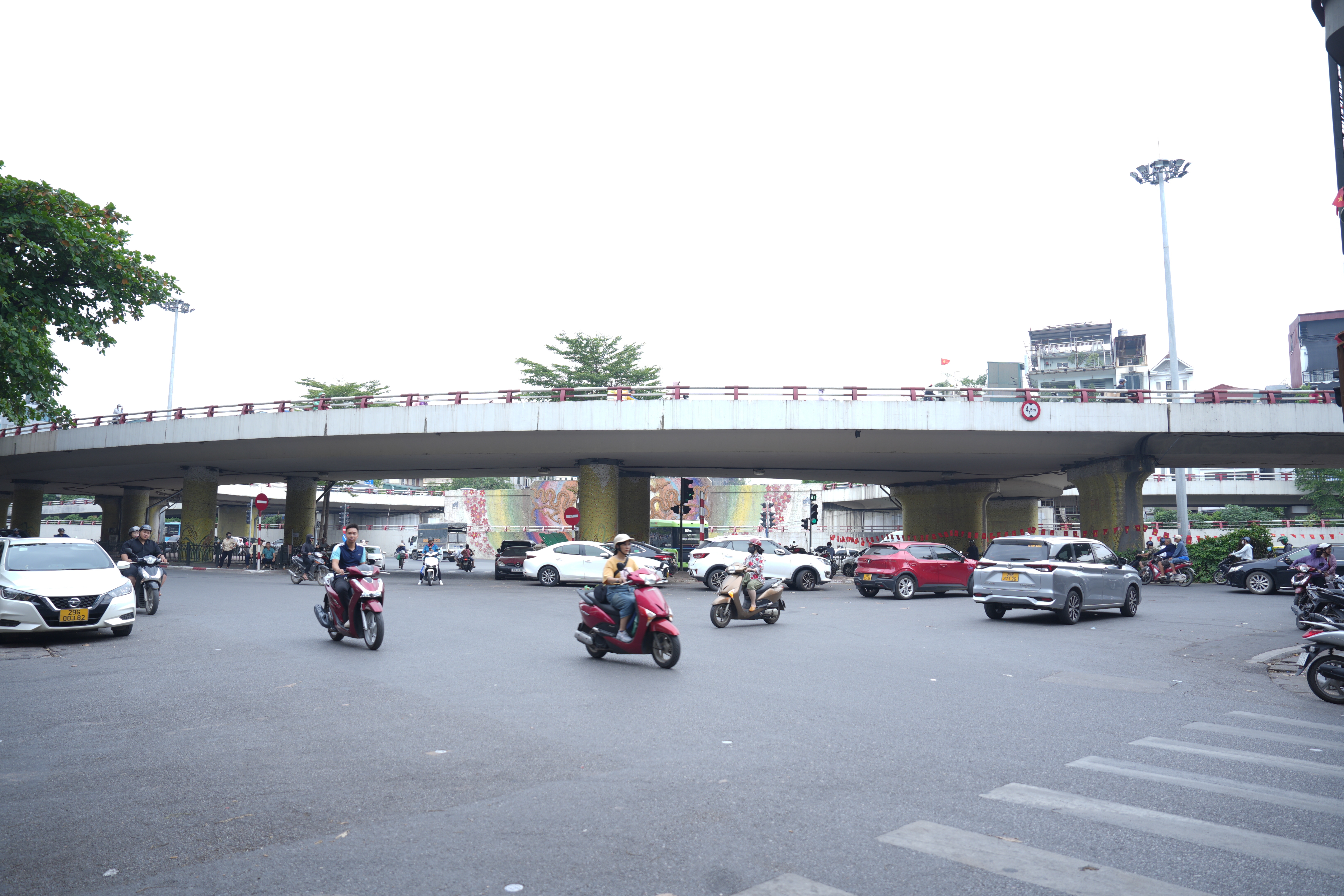 Hà Nội: Cận cảnh các bãi xe dưới gầm cầu sau lệnh 