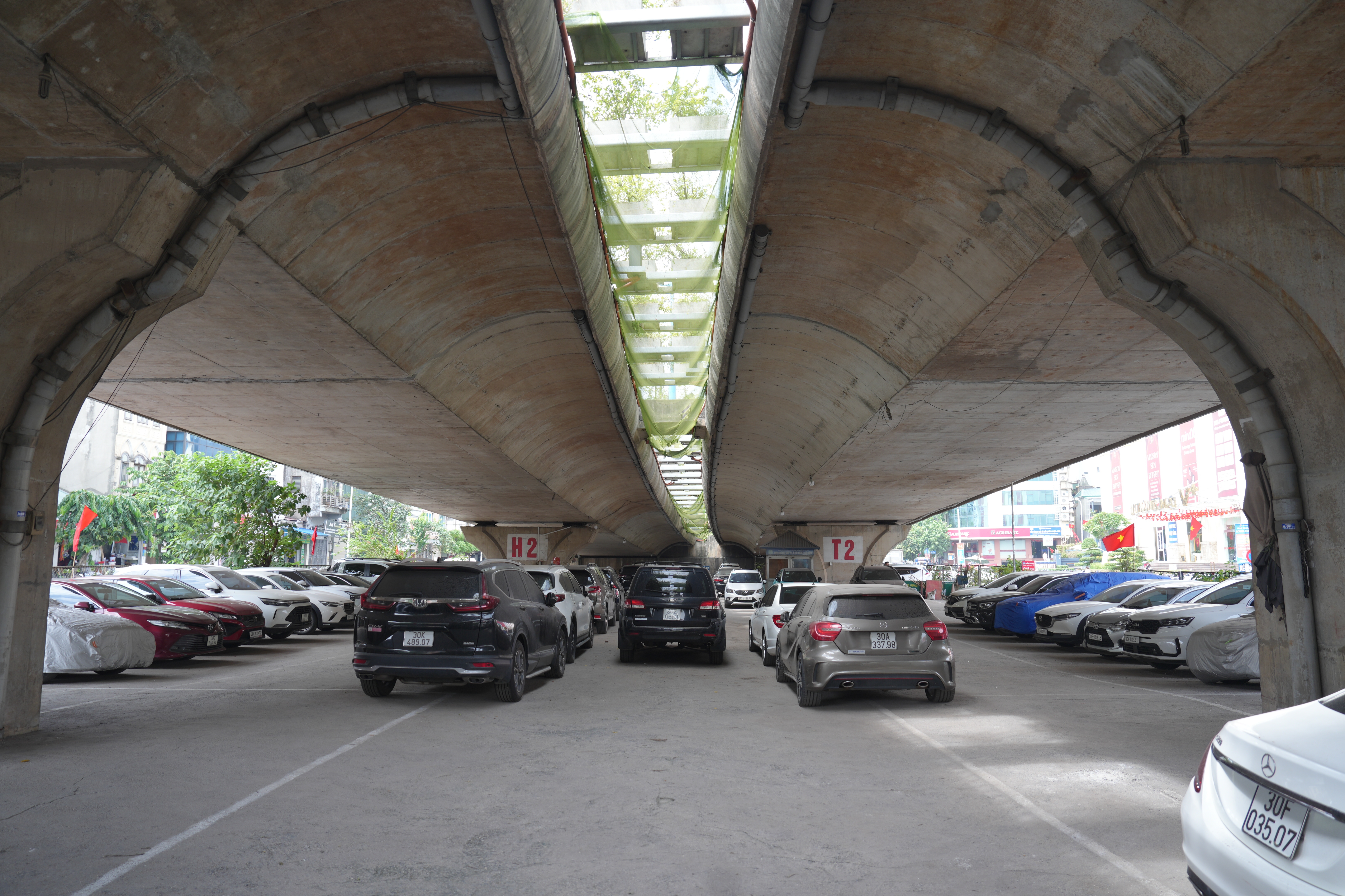 Hà Nội: Cận cảnh các bãi xe dưới gầm cầu sau lệnh 