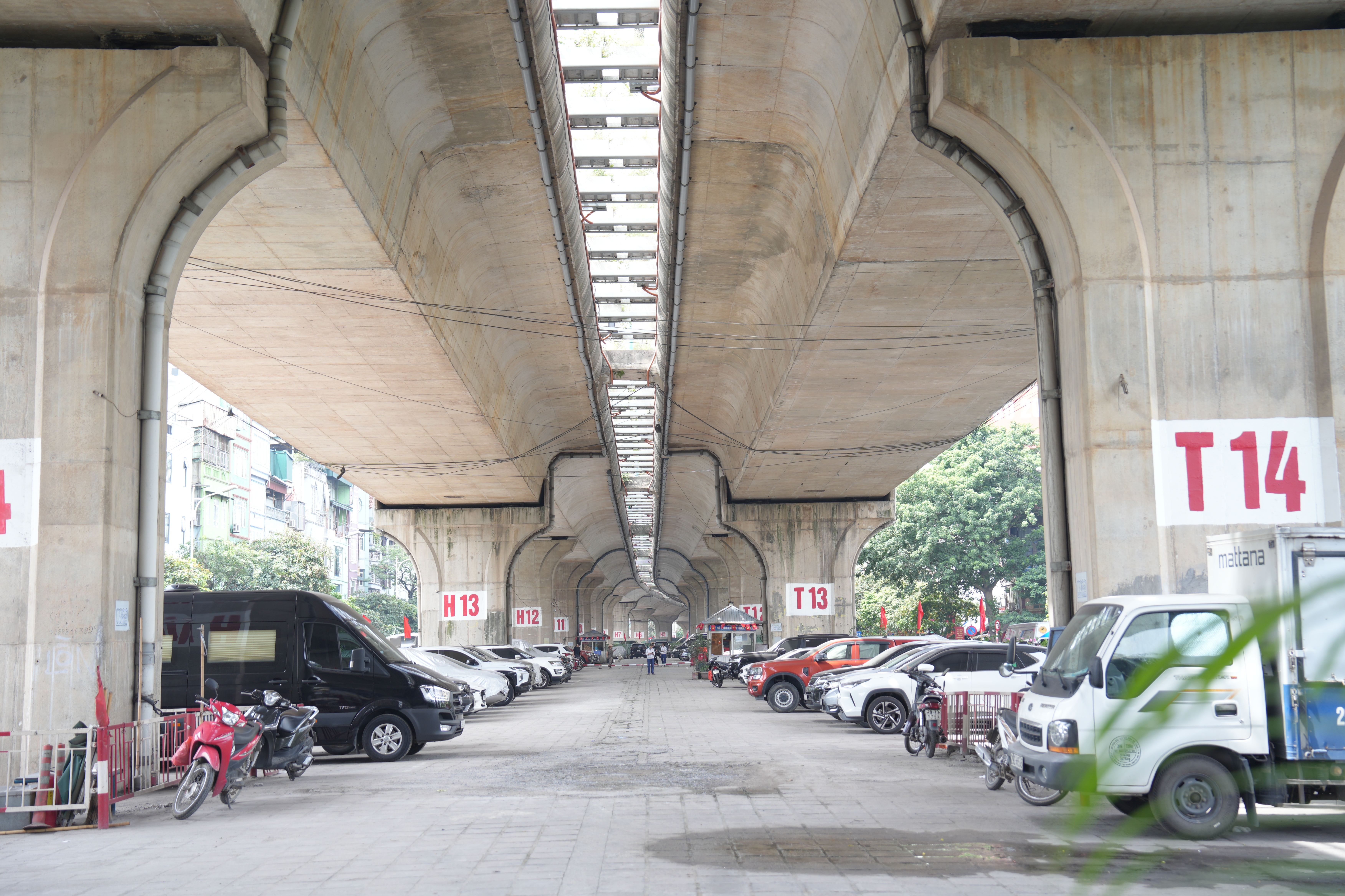 Hà Nội: Cận cảnh các bãi xe dưới gầm cầu sau lệnh 