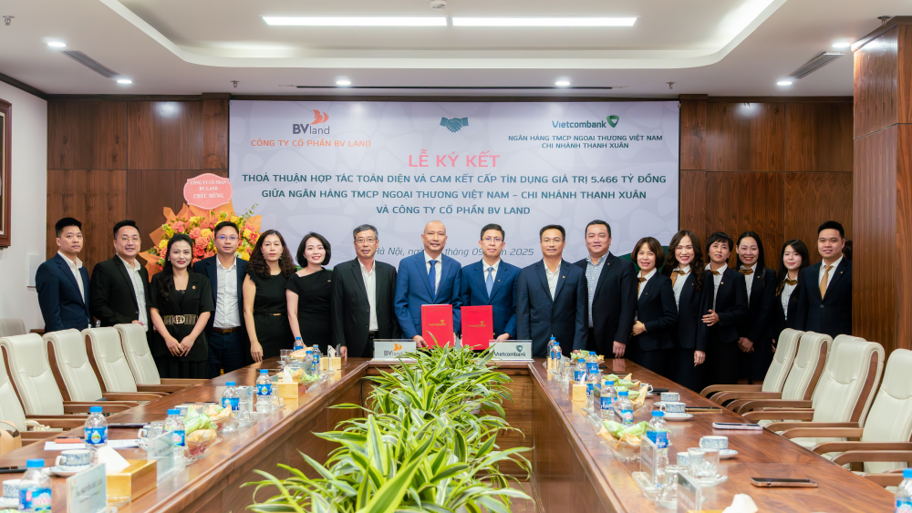 Đại diện Công ty Cổ phần BV Land và Ngân hàng TMCP Ngoại thương Việt Nam – Chi nhánh Thanh Xuân tại lễ ký kết hợp tác