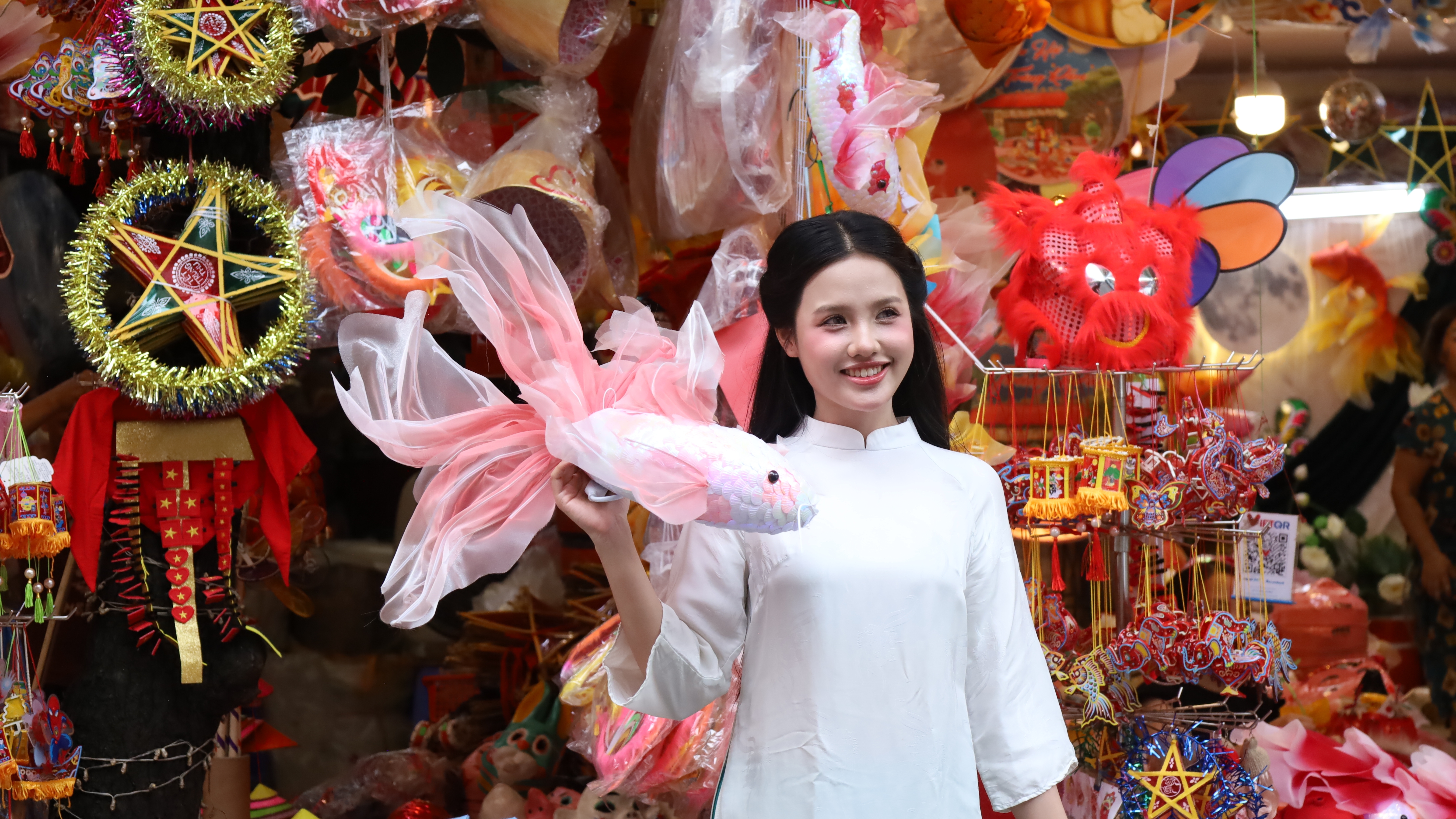 Phố Hàng Mã "thay áo mới" chuẩn bị đón Tết Trung thu 2025