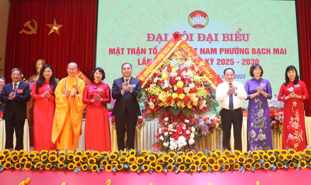 Bí thư Đảng ủy, Chủ tịch HĐND phường Bạch Mai Trần Quyết Thắng và các đồng chí lãnh đạo Đảng ủy, HĐND, UBND phường tặng hoa chúc mừng Đại hội