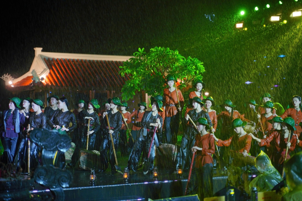 Sâu lắng chương trình nghệ thuật đặc biệt “Lời tri ân - Dòng sông hoa lửa