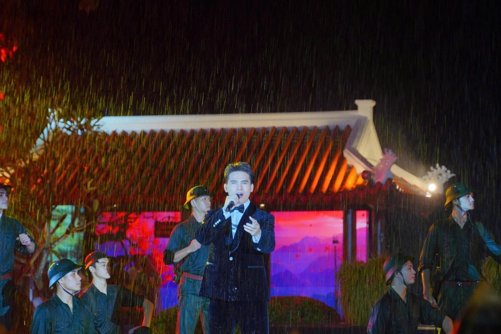 Sâu lắng chương trình nghệ thuật đặc biệt “Lời tri ân - Dòng sông hoa lửa