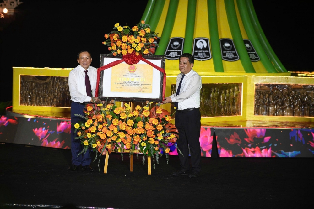 Bộ trưởng Bộ Văn hóa, Thể thao và Du lịch Nguyễn Văn Hùng trao Bằng xếp hạng Di tích lịch sử quốc gia cho lãnh đạo tỉnh Quảng Trị