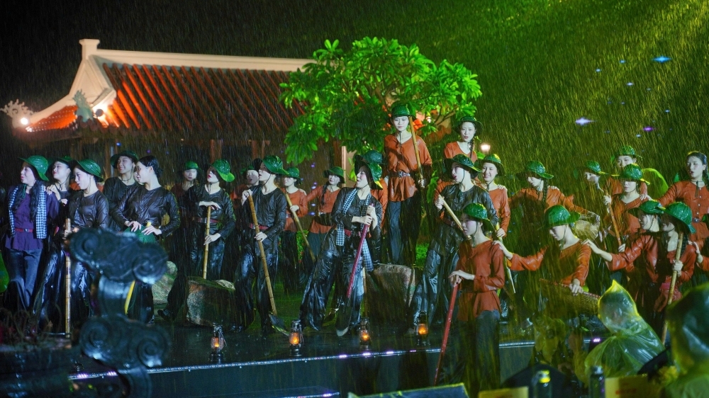 Sâu lắng chương trình nghệ thuật đặc biệt “Lời tri ân - Dòng sông hoa lửa"