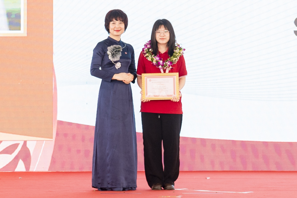 Nữ sinh "trường làng" trở thành thủ khoa Ngoại thương với SAT top 1% thế giới