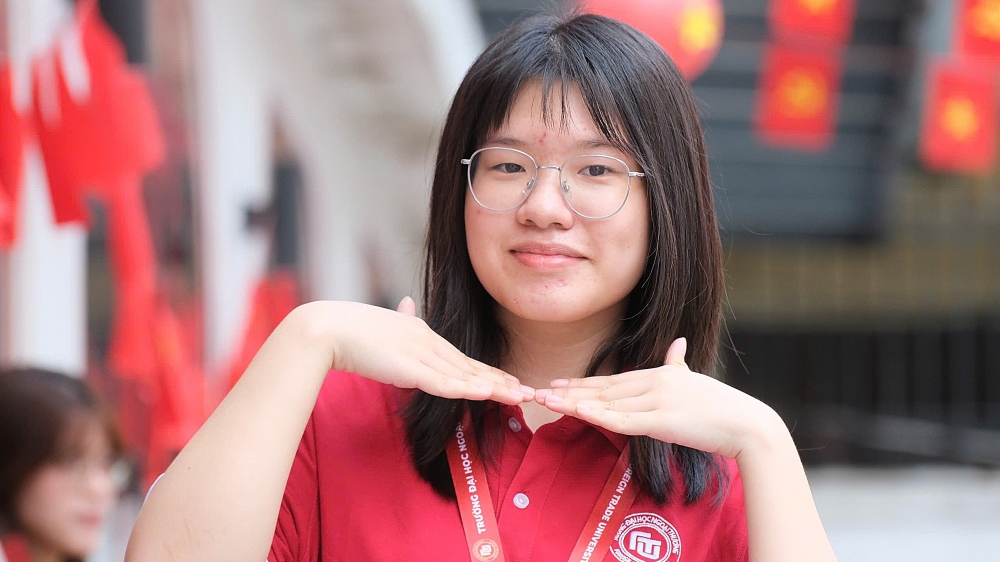 nu sinh truong lang tro thanh thu khoa ngoai thuong voi sat top 1 the gioi