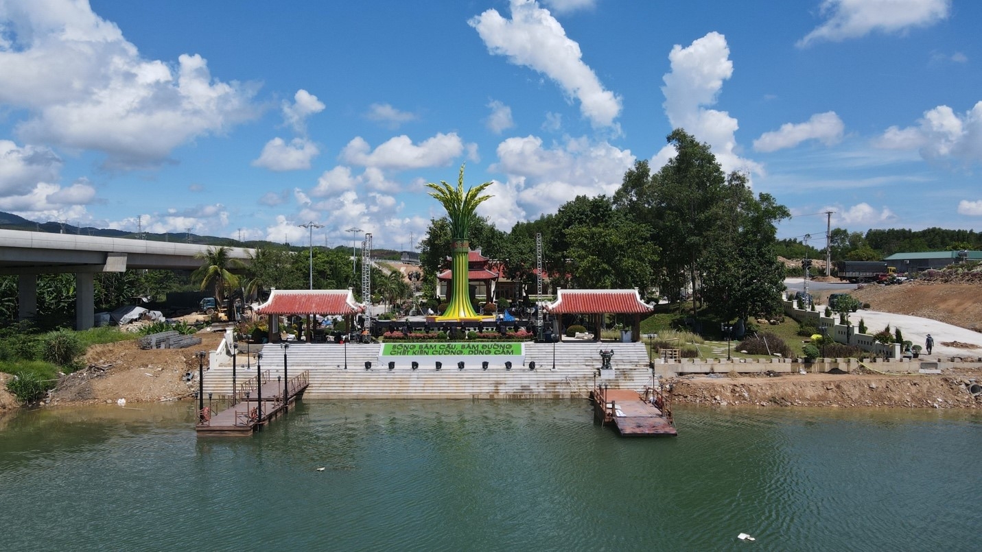 Toàn cảnh Khu tưởng niệm tại bến phà II Long Đại Toàn cảnh Khu tưởng niệm tại bến phà II Long Đại