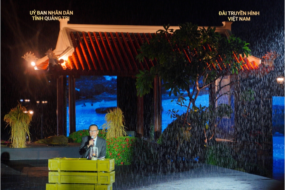 “Các anh chị ơi, Long Đại giờ đẹp lắm. Các bến phà đều rất yên bình, tất cả mọi người đều nhớ, đều biết ơn các anh chị nhiều lắm…”, MC Lại Văn Sâm khiến người xem lặng đi với lời chia sẻ đầy xúc động. Ảnh: VTV