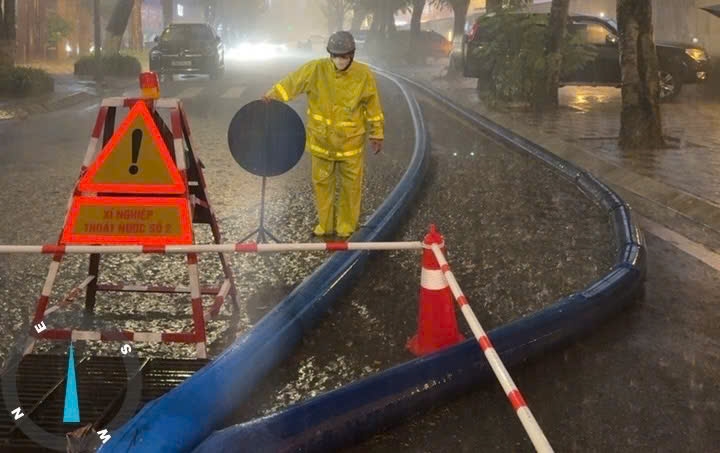 Công nhân thoát nước Hà Nội chủ động ứng phó, giữ giao thông thông suốt