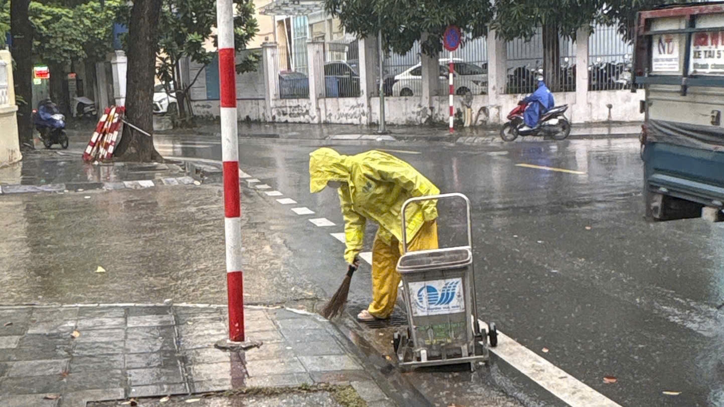 Công nhân thoát nước Hà Nội chủ động ứng phó, giữ giao thông thông suốt