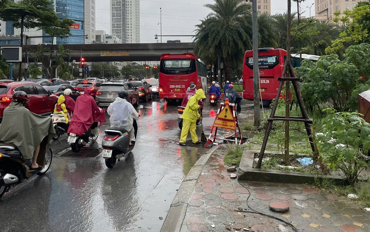 Công nhân thoát nước Hà Nội chủ động ứng phó, giữ giao thông thông suốt