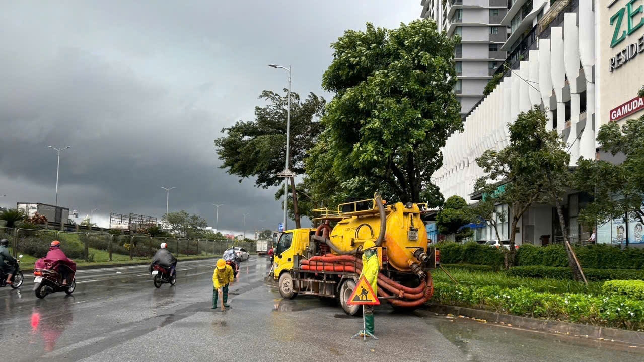 Xí nghiệp Thoát nước số 3 ứng trực tại khu vực đường Vành đai 3 - Đỗ Mười - Gamuda.