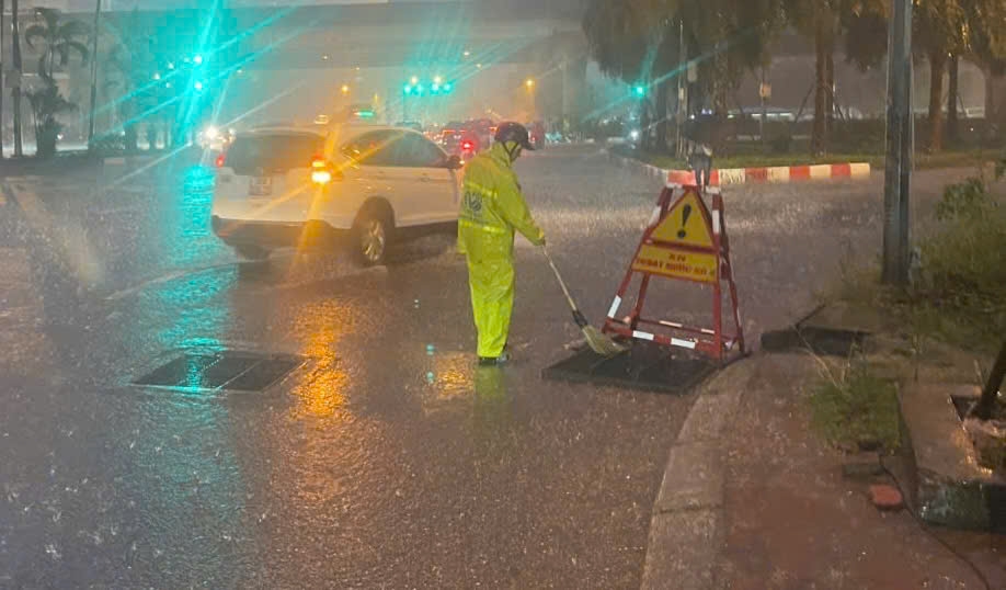 Công nhân thoát nước Hà Nội chủ động ứng phó, giữ giao thông thông suốt