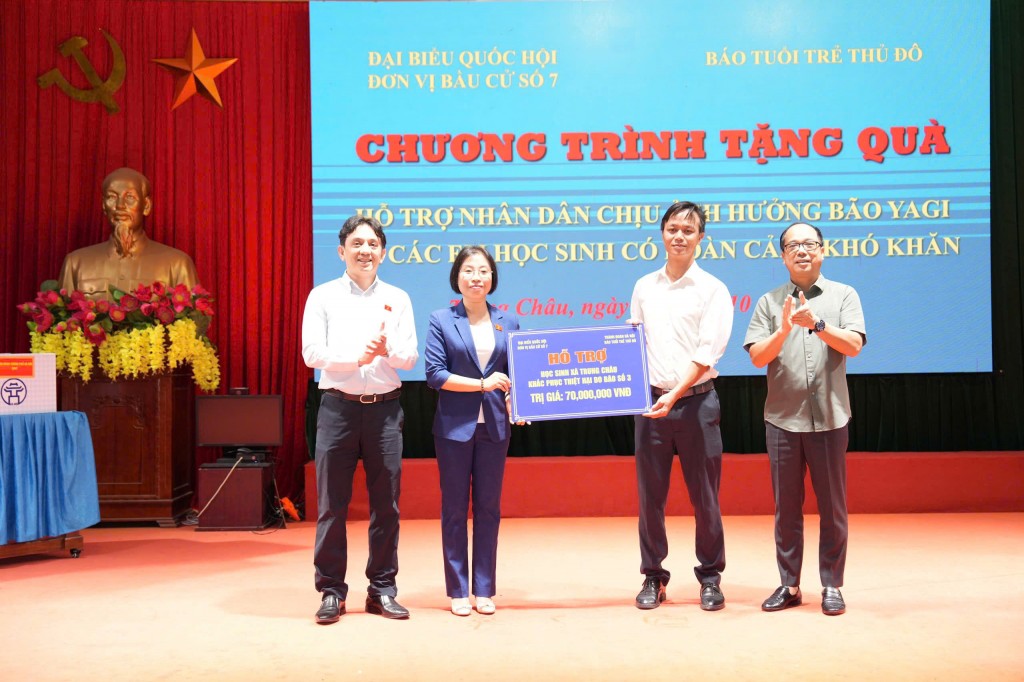 Trao yêu thương tới học sinh vùng lũ Trung Châu