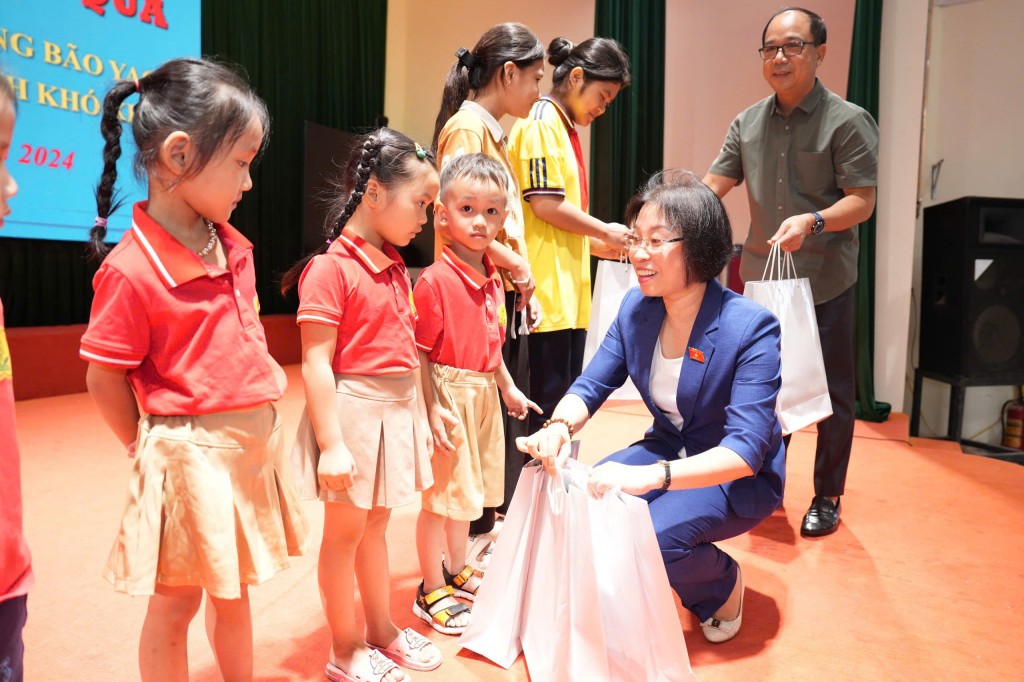 Trao yêu thương tới học sinh vùng lũ Trung Châu