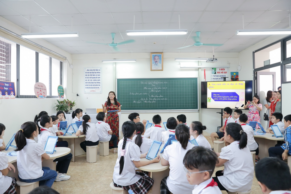 Miễn học phí cho con giáo viên: Hợp lý với giáo viên, bất công với xã hội