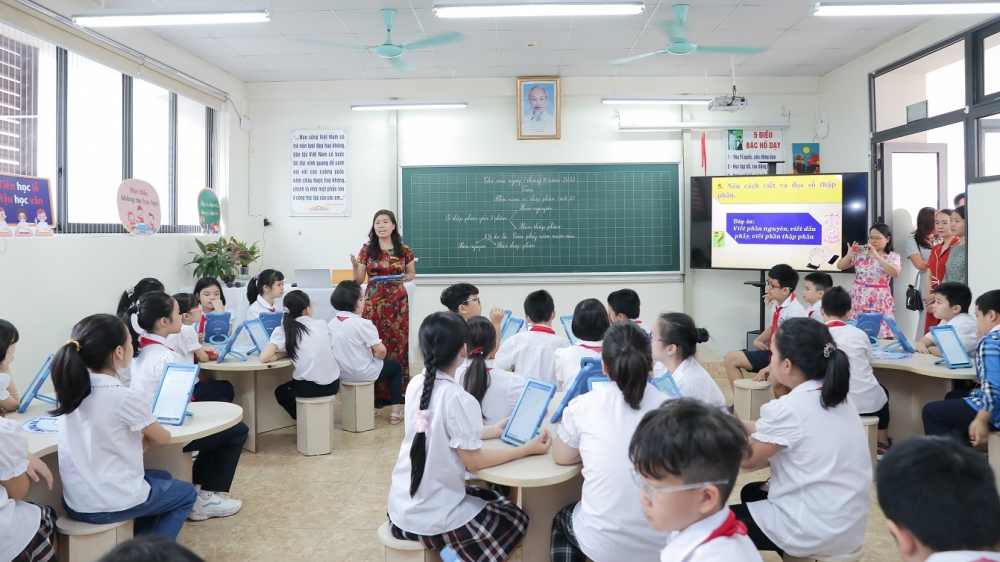 Miễn học phí cho con giáo viên: Hợp lý với giáo viên, bất công với xã hội