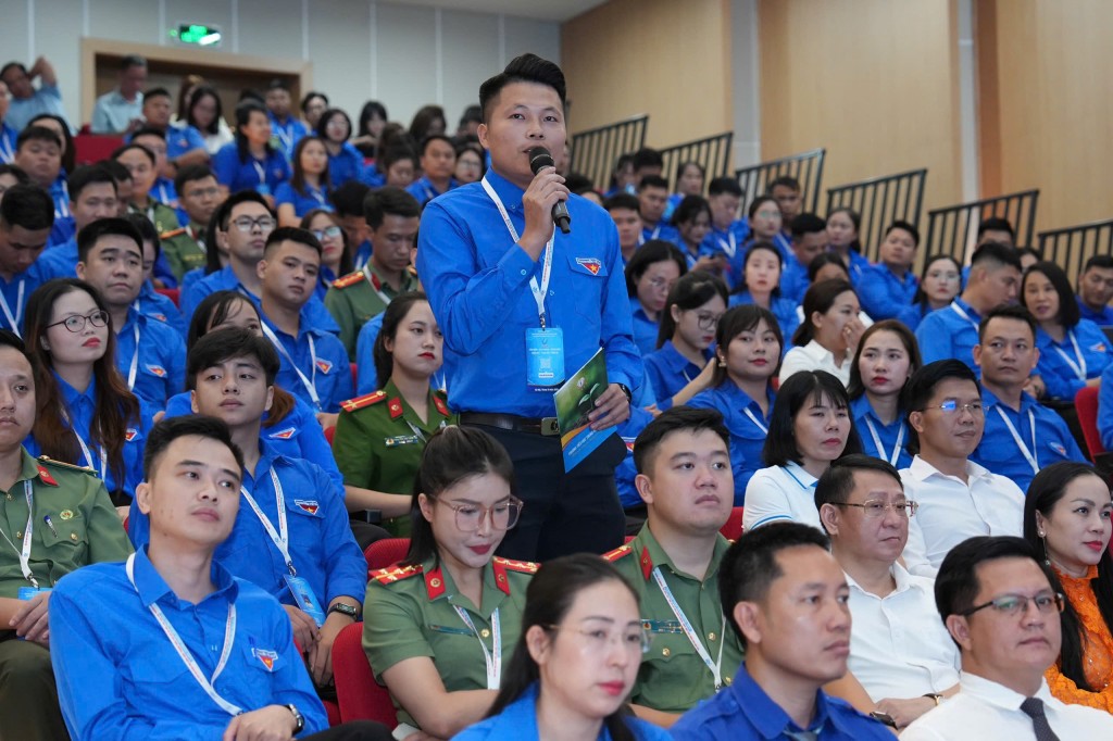 Thầy Đinh Công Thành, Giáo viên làm tổng phụ trách Đội, liên đội trường Tiểu học Trung Yên đặt câu hỏi về đưa Hà Nội học vào các nhà trường