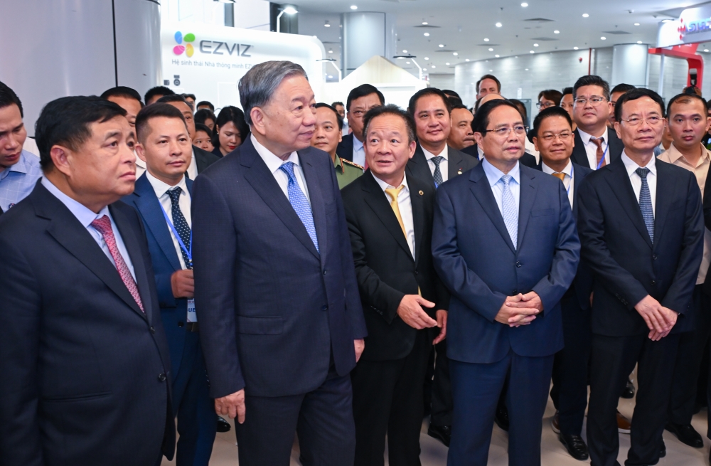 Tổng Bí thư Tô Lâm, Thủ tướng Phạm Minh Chính cùng các lãnh đạo các Bộ, ngành thăm quan gian trưng bày của T&T Group tại sự kiện