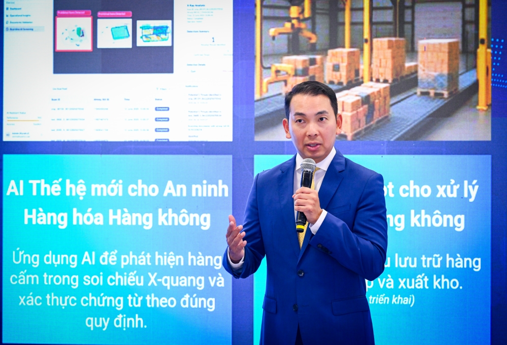 Tiến sĩ Yap Kwong Weng, CEO Việt Nam SuperPort™ trình bày những giải pháp đổi mới sáng tạo tại “siêu cảng” ICD Vĩnh Phúc – Việt Nam SuperPortTM