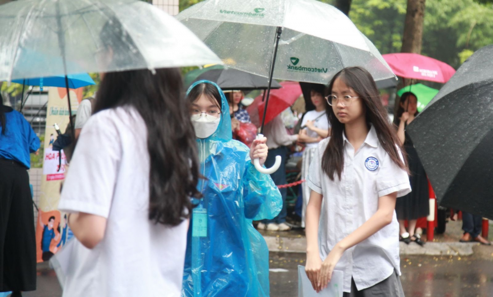 Trước diễn biến của thiên tai, bão lũ, thủ trưởng các cơ sơ giáo dục thường xuyên theo dõi tình hình, kịp thời điều chỉnh kế hoạch tổ chức dạy học linh hoạt, lựa chọn hình thức phù hợp